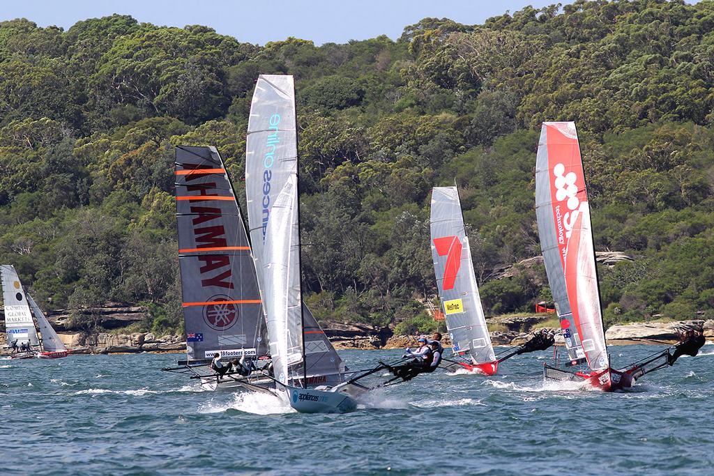 appliancesonline led the chasers at the Rose Bay mark on the first lap © Frank Quealey /Australian 18 Footers League http://www.18footers.com.au